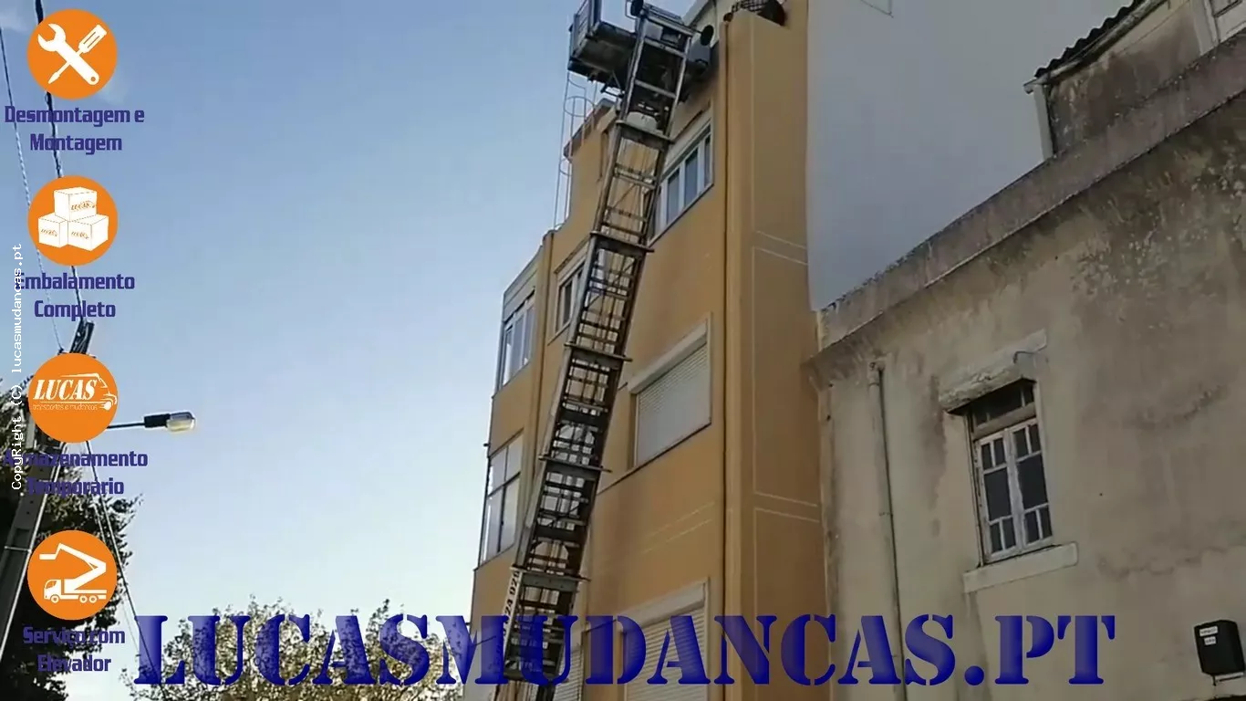 Elevador Exterior para Obras de Recuperação de Edifícios em Almada