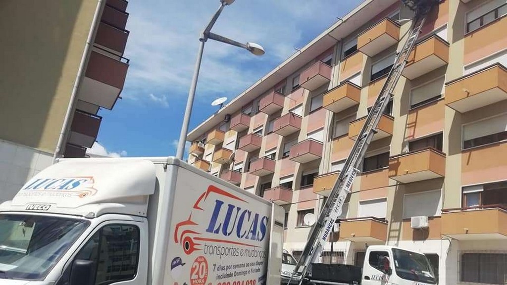 Mudança em Almada com Elevador Exterior