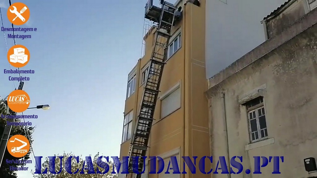 Elevador Exterior para Obras de Recuperação de Edifícios em Almada